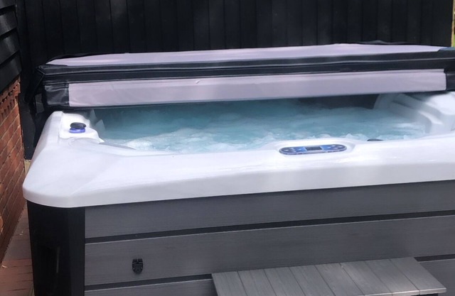 HOT TUB / WOODLAND RETREAT / Near Skegness