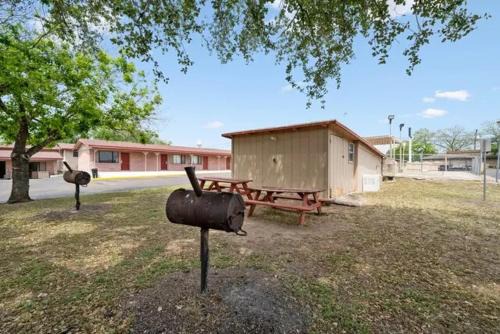 Hotel Beeville -US 181