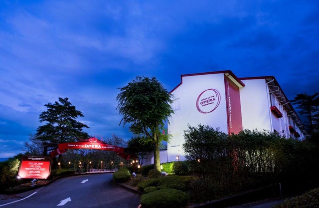 Hotel Christmas Night at the Opera (Love Hotel)
