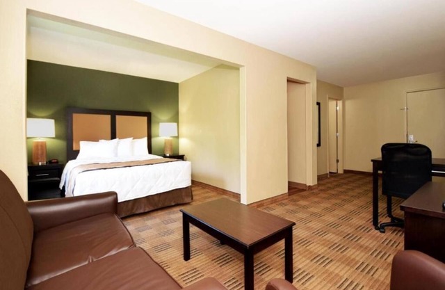 Hotel in Cary with WiFi, AC. Pet friendly.