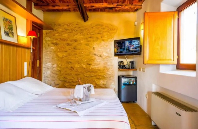 Hotel In San Rafael With Air Conditioner, Smoking, Breakfast