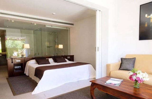 Hotel In San Rafael With Air Conditioner, Smoking, Tv