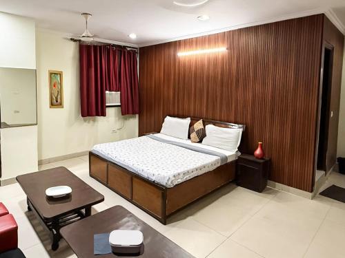 Hotel J Premium - Karol Bagh