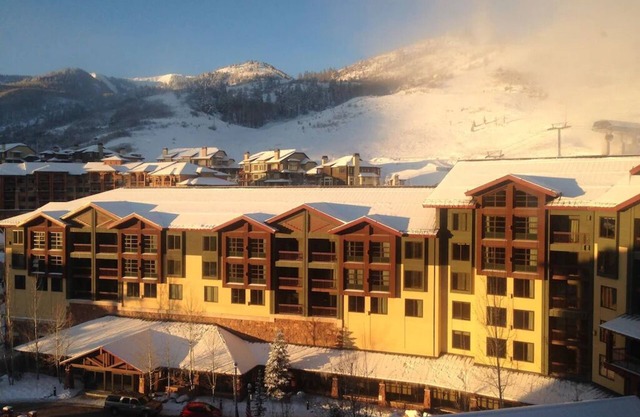 HOTEL KING BEDROOM NEAR BASE CHAIRLIFT - GRAND SUMMIT AVAILABLE NOW!