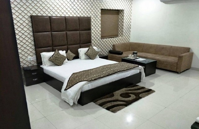 Hotel Mandakini Lush