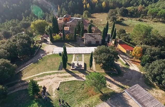 Forteresse médiévale hôtel dans la forêt