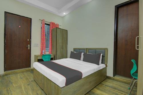 Hotel O THE ARROW Near DTU college