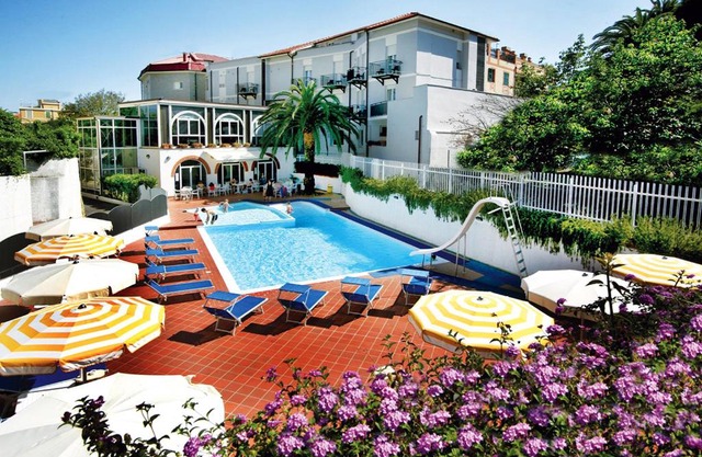 Hotel Riviera 3 Stelle con piscina estiva gratuita e garage a pagamento