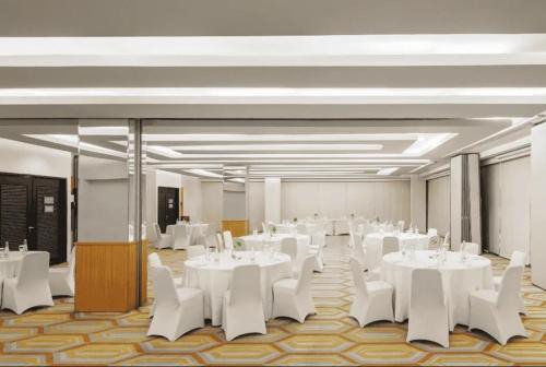 Hotel Santika premiere