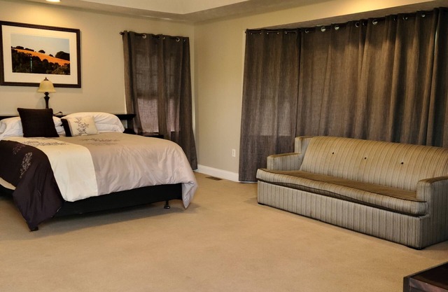 Hotel-style Accommodation - large private room