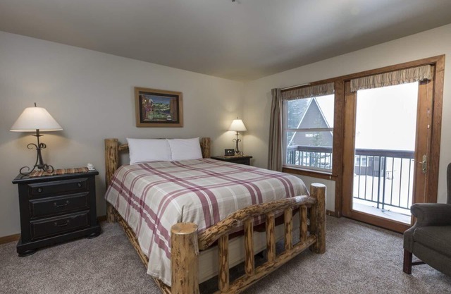Chambre de style hôtel de luxe avec une terrasse privée donnant sur une pente