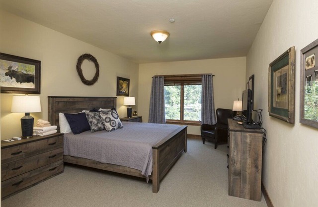 Pines 180B est une chambre joliment aménagée au-dessus d’un hôtel de style standard.