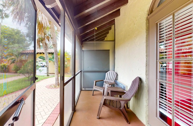 Hotel-style studio near marina with pool, game room, sauna, tennis, BBQ, gym