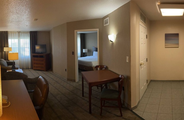 Hotel suite with AC, WiFi, fitness room in welcoming Wilkes-Barre