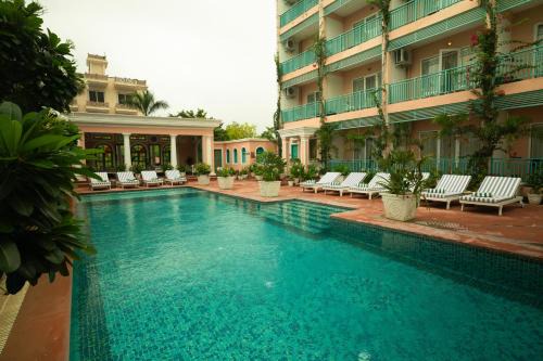 HOTEL WHITE RABBIT