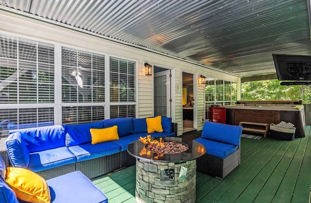 HotTUB| Sauna| 5 KINGs| Arcade| Kayaks| Lake+Beach| Sleeps 17|Fire Features| PFM