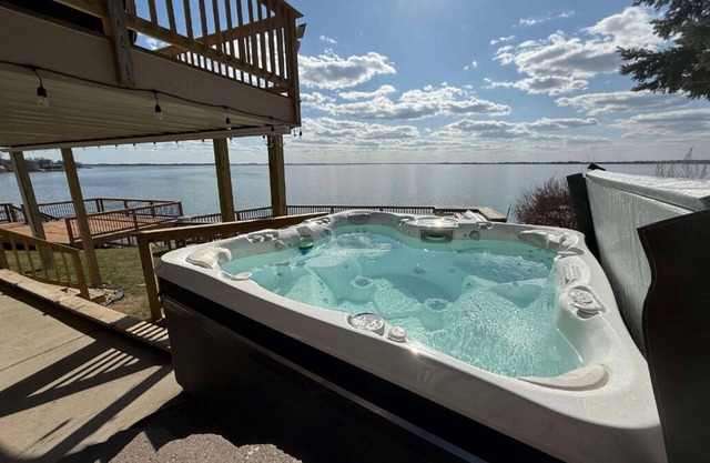 Bar+GameArea|Hottub|Kayak|Paddlebrds