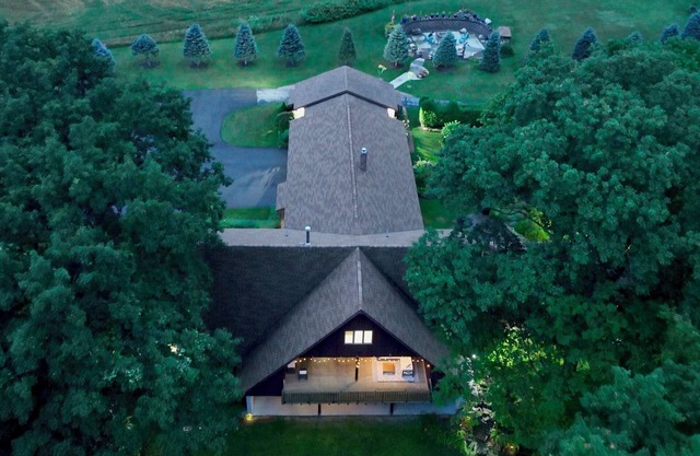 Family Friendly, Hot tub, Hot Sauna. Deck. Acres to explore