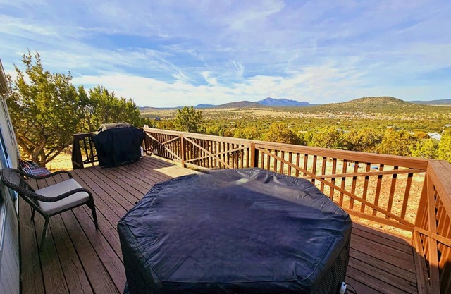 Views! Hot Tub/Game Room/Firepit/2 King beds/9min to Bearzona, 60min to Gnd Cnyn