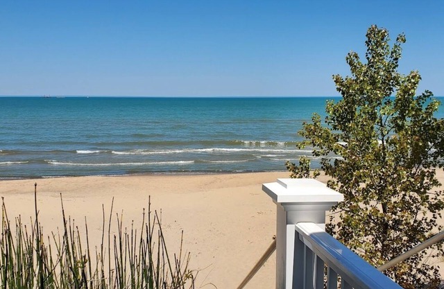 Hottub/Dog-friendly/Michiana Shores/ beach/pickleball/biking/wineries/IN Dunes