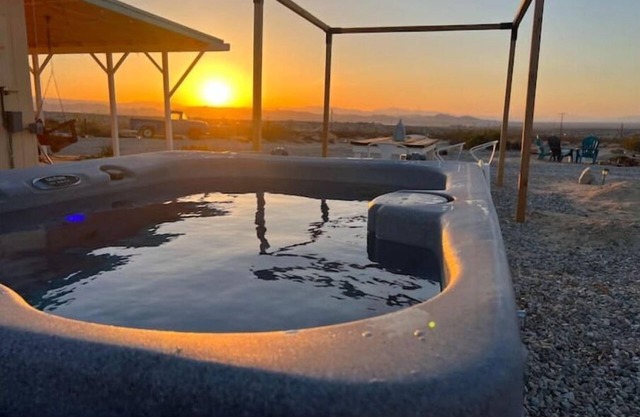 HotTub & Sunset Views -- Relaxing Desert Retreat Near Joshua Tree