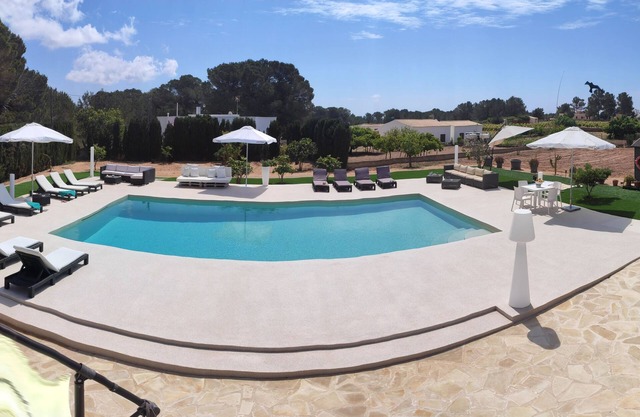 MAISON / APPARTEMENT AVEC PISCINE