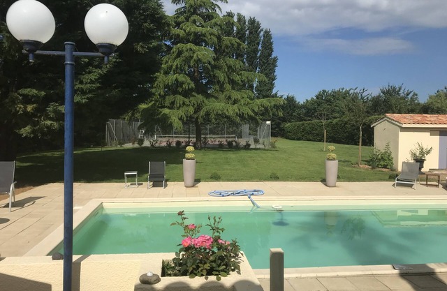 maison en dordogne piscine tennis