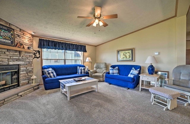 NOUVEAU! Houghton Lake Home avec foyer, 2Mi à la Marina!