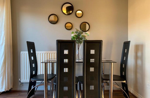 House - 10min to City Centre - Sleeps 4 - Parking