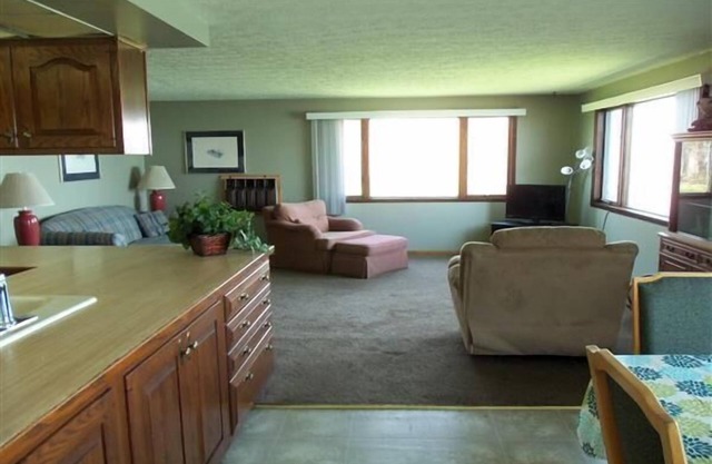 Cozy 3 bedroom family home showcasing spectacular views! Pet Friendly! .
