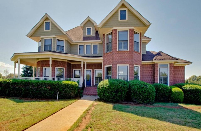 Holiday House 5 Bedroom-5 king beds/4.5 Baths, PET FRIENDLY, POOL During Summer*