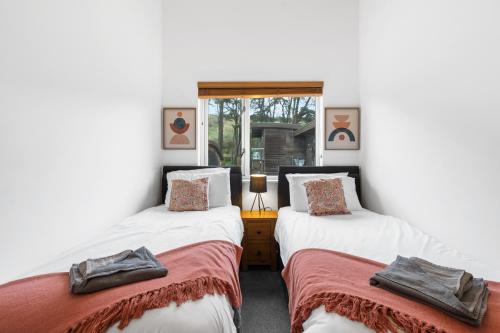 House 5 Ironcroft - Modern Pet-friendly, Walk to beach & village