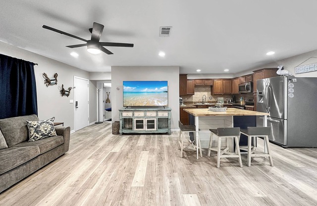 House 5 min to Beach, Fire Pit, Deck, Pickleball, Pet Friendly
