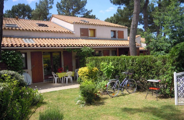 Maison 50 m2, terrasse, jardin clos, pinède, parking privé, piscine partagée