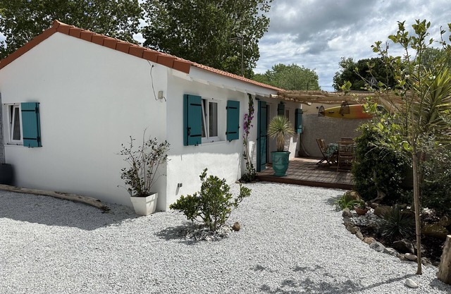 Maison 55m2 climatisée 5pers à 25m de la mer terrain clôturé parking 2 voitures