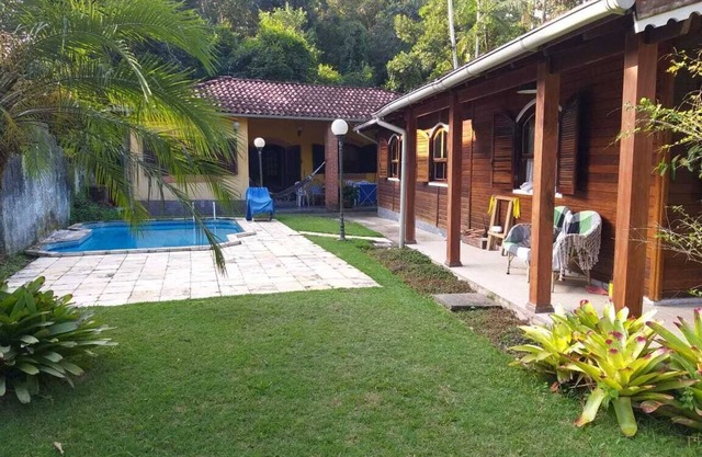 Maison confortable, 5 chambres (3 suites), 1 salle de bain.