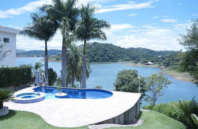 MAISON A BEIRA DA DPRESA, PISCINE, CHURRASQ. VERGER, 4 DORM. 5 BAIN. EN COND. FEC.