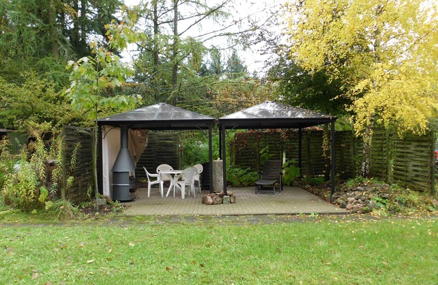 Casa en el centro del lago a través de Tiefensee