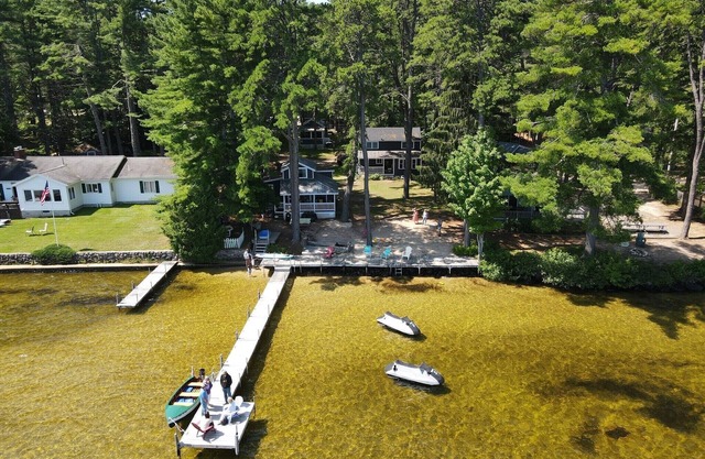 Sunnyside Cottage at Long Lake, 5 minute walk to Causeway
