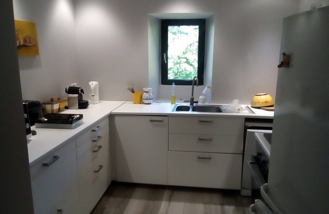 Maison en bout d' une grande demeure