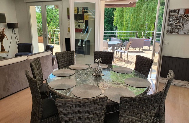 Maison avec terrasse en bord de rivière