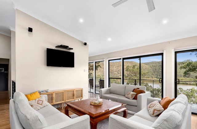 House by the stream. Hawkesbury river hideaway- Privacy and views.