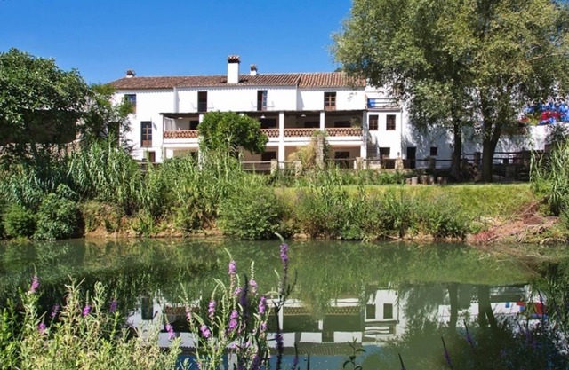 Maison Casa del Rio - Riverside Retreat avec vue montagne, piscine & Wi-Fi