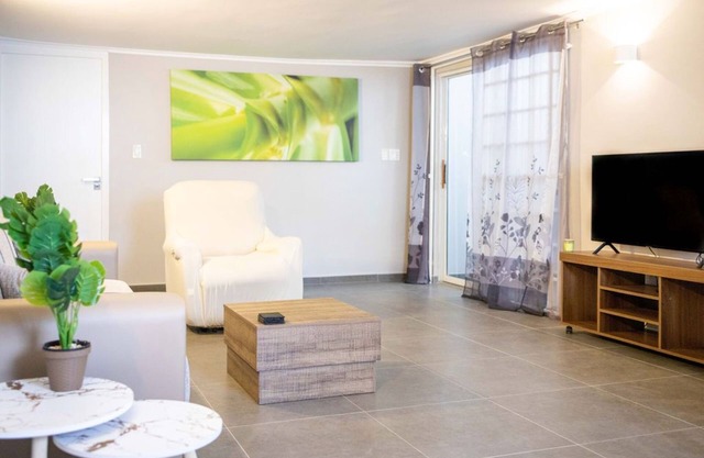 House Chloe is a cozy renovated 2 bedroom apartment
