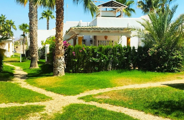 Maisonette avec terrasse couverte, près de la plage, solarium, A/C, Wifi,