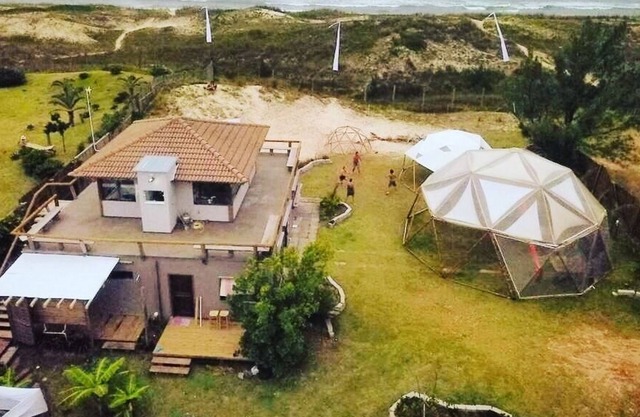 Maison pied dans le sable à Barra da Ibiraquera.
