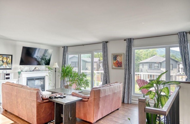 Maison à louer 3 ch avec vue sur le Mont Ste-Anne, 2 salons, sur 3 étages -035