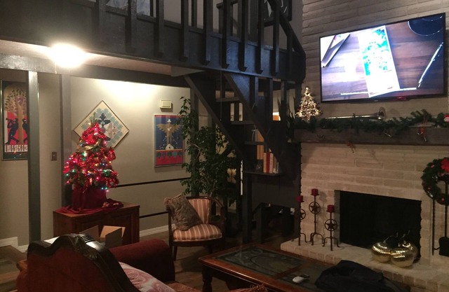 Full House Of Texas Music Memoralbilia & Décor Highlightng Texas Musiciens