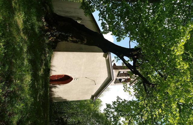 La casa tiene 2 dormitorios, 1 con cama de matrimonio y 1 con dos camas individuales.