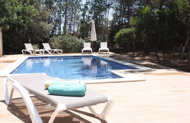 Maison idéale pour les familles avec enfants, grand jardin avec piscine et aire de jeux